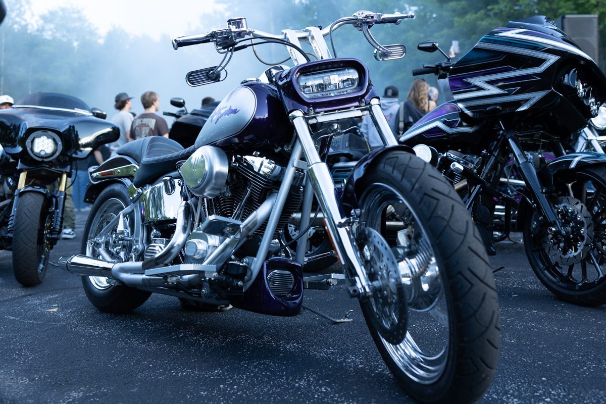 Silver custom Dyna in the crowd at the Proper Baggers Performance Show